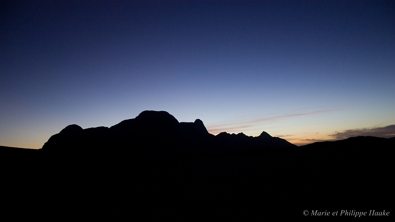 Lever de soleil Niger 4498_wm.jpg - Lever de soleil sur des montagnes (Niger, 2006)
